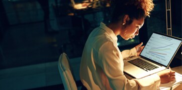 Женщина, сидящая за ноутбуком