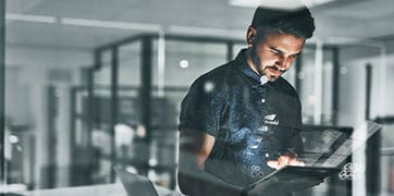 Мужчина использует планшет