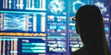 Кто-то смотрит на данные на экране